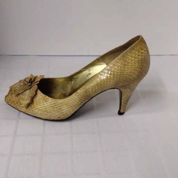 Vintage J Renee Champagne Snakeskin Floral Flower Rosette Pumps 8M Heels! - Picture 12 of 16